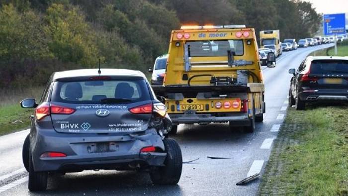 Letsel bij botsing drie auto's Deltaweg Wilhelminadorp