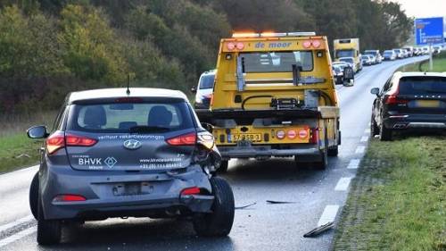 Letsel bij botsing drie auto's Deltaweg Wilhelminadorp