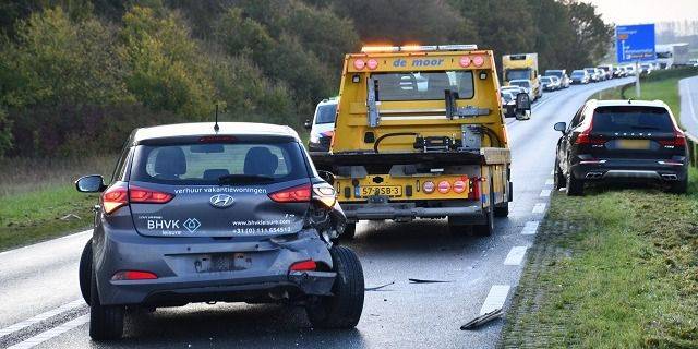 Letsel bij botsing drie auto's Deltaweg Wilhelminadorp