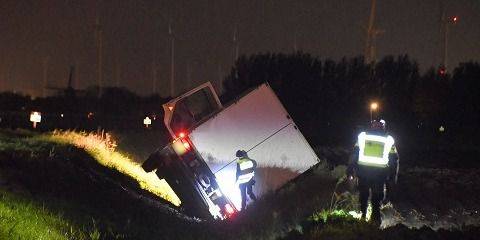 Vrachtwagen in sloot langs N62 Driewegen