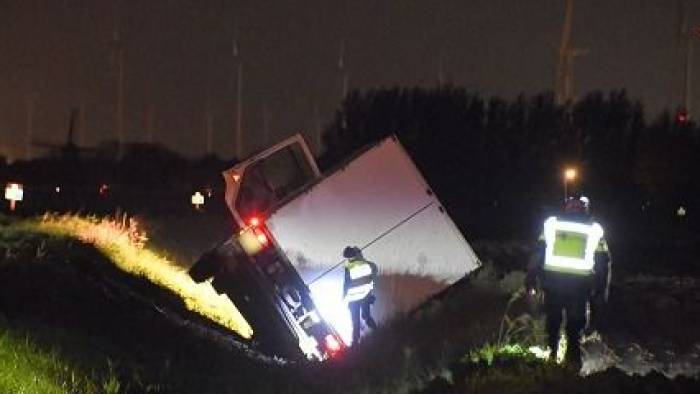 Vrachtwagen in sloot langs N62 Driewegen