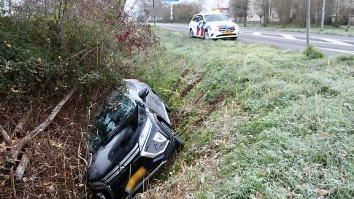Auto van de weg in Goes, mogelijk door gladheid