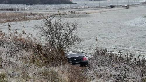 Auto in sloot Kanaalweg Kruiningen