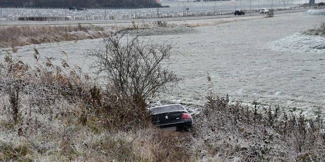 Auto in sloot Kanaalweg Kruiningen