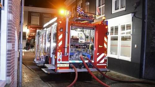 Grote uitslaande woningbrand Goes, persoon ademt rook in