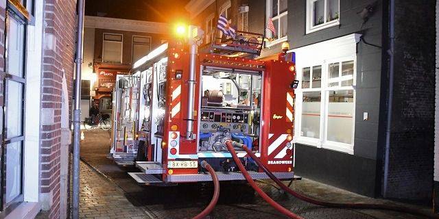 Grote uitslaande woningbrand Goes, persoon ademt rook in