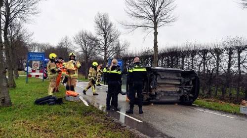 Automobilist belandt op zijkant bij eenzijdig ongeval Oudelande