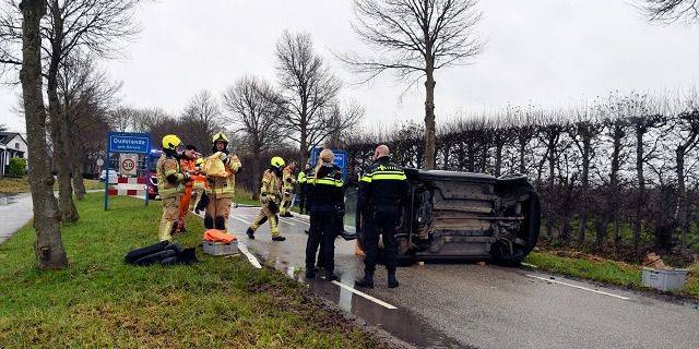 Automobilist belandt op zijkant bij eenzijdig ongeval Oudelande