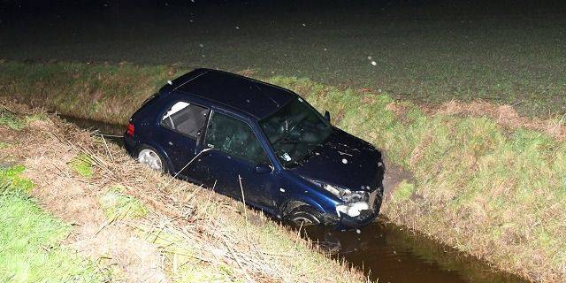 Auto in de sloot Noordweg 's-Heer Abtskerke, twee gewonden