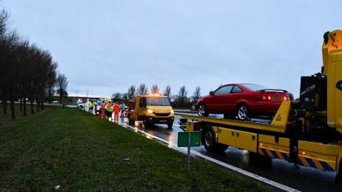 Meerdere auto's beschadigd bij kettingbotsing Deltaweg (A256) Goes