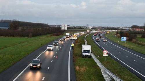 Bestelbus tegen vangrail op A58 bij Heinkenszand