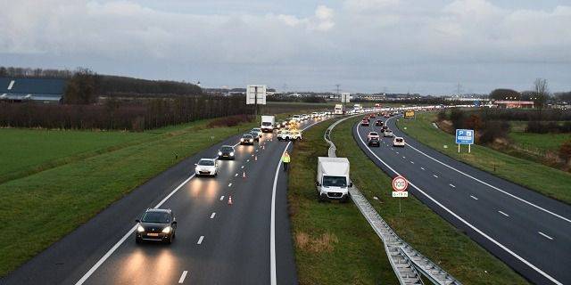 Bestelbus tegen vangrail op A58 bij Heinkenszand