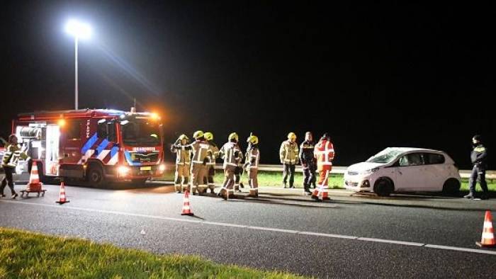 Auto over de kop op A58 bij 's-Heer Arendskerke