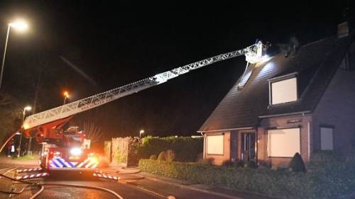 Brand in schuur slaat over naar woning Goes
