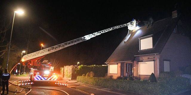 Brand in schuur slaat over naar woning Goes