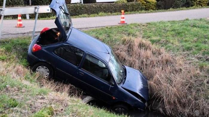 Auto belandt in sloot bij ongeval Nieuwdorp