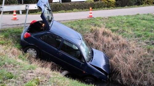 Auto belandt in sloot bij ongeval Nieuwdorp