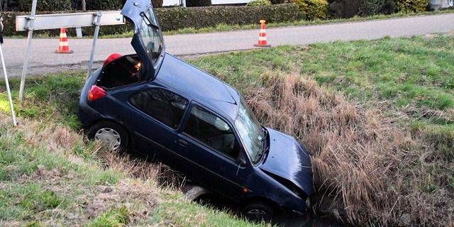 Auto belandt in sloot bij ongeval Nieuwdorp