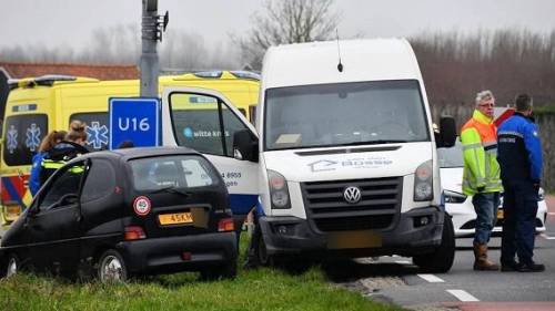 Schade bij botsing tussen brommobiel en bestelbus in 's-Gravenpolder