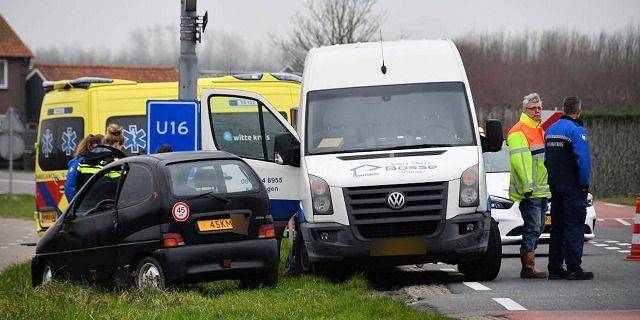 Schade bij botsing tussen brommobiel en bestelbus in 's-Gravenpolder