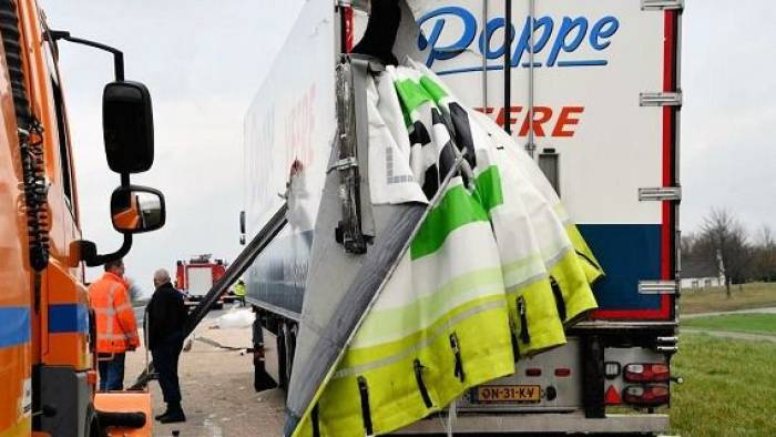 Vrachtwagen verliest lading na ongeval A58 Krabbendijke