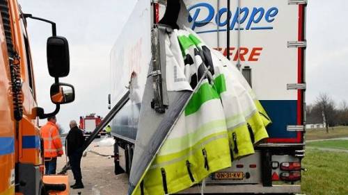 Vrachtwagen verliest lading na ongeval A58 Krabbendijke