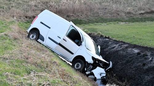 Bestelbusje rijdt van talud Waarde