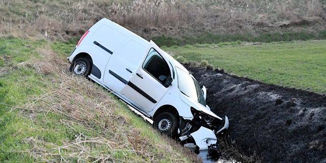 Bestelbusje rijdt van talud Waarde