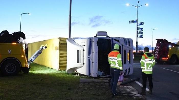 Vrachtwagen gekanteld Heinkenszandseweg 's-Heerenhoek