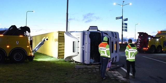 Vrachtwagen gekanteld Heinkenszandseweg 's-Heerenhoek