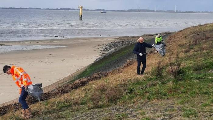 Een uurtje zwerfvuilprikken voor de Afvalestafette: de medewerkers van Van der Straaten doen het graag