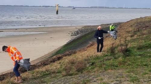 Een uurtje zwerfvuilprikken voor de Afvalestafette: de medewerkers van Van der Straaten doen het graag