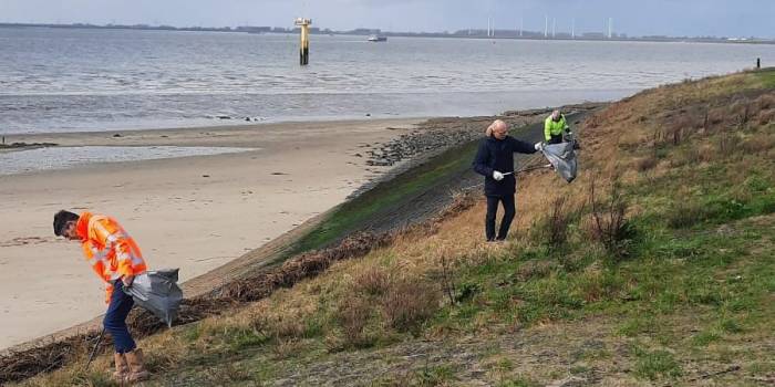 Een uurtje zwerfvuilprikken voor de Afvalestafette: de medewerkers van Van der Straaten doen het graag