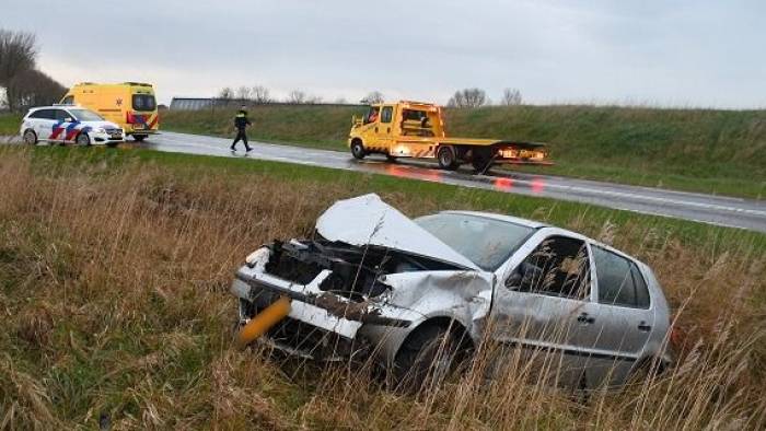 Vrouw rijdt met auto tegen boom en belandt in greppel Kortgene