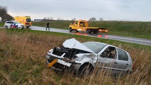 Vrouw rijdt met auto tegen boom en belandt in greppel Kortgene