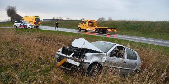 Vrouw rijdt met auto tegen boom en belandt in greppel Kortgene