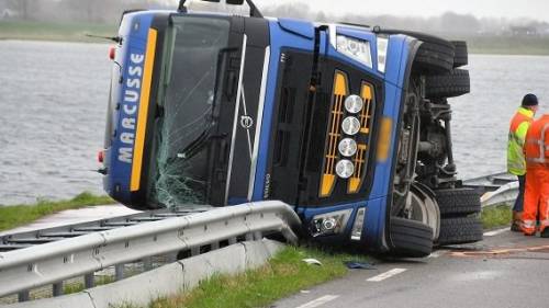 Vrachtwagen gekanteld Deltaweg Kats