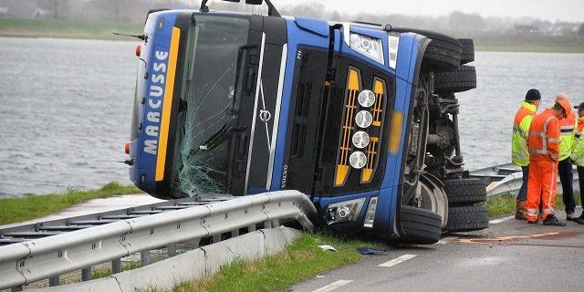 Vrachtwagen gekanteld Deltaweg Kats