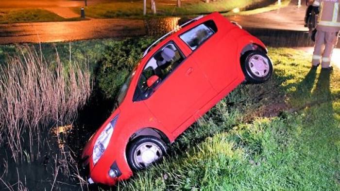 Auto belandt in sloot Mariapolderseweg Kamperland