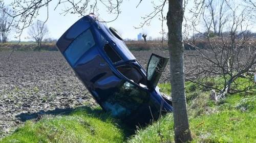 Auto bijna rechtop in sloot bij Ellewoutsdijk