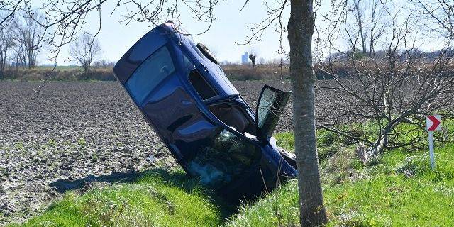 Auto bijna rechtop in sloot bij Ellewoutsdijk