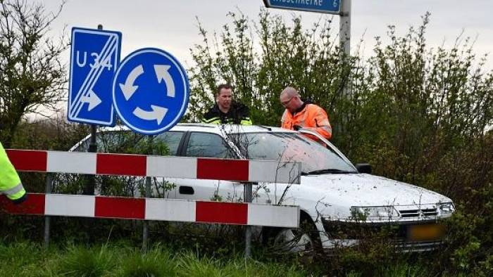 Automobilist eindigt op rotonde bij Kamperland