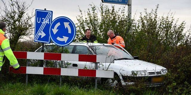 Automobilist eindigt op rotonde bij Kamperland