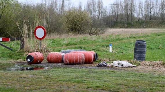 archief: chemisch afval in polder bij Rilland