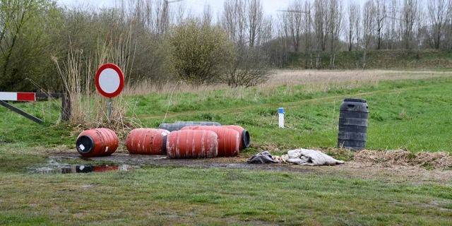 Chemische vaten aangetroffen in buitengebied Rilland