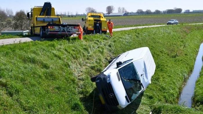 Pakketbezorger belandt naast dijk in ‘s-Heer Arendskerke