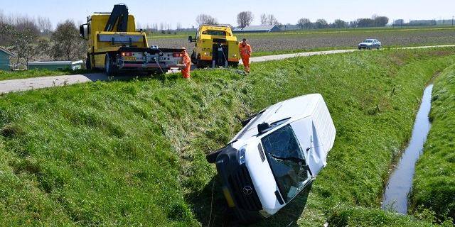 Pakketbezorger belandt naast dijk in ‘s-Heer Arendskerke