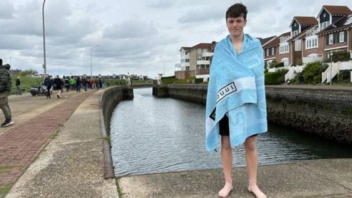 Boef en zijn vrienden zijn boos om zwemverbod en duiken als protest het koude water in