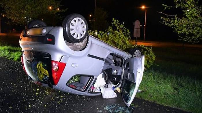 Auto over de kop bij Kapelle, bestuurster aangehouden