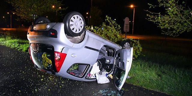 Auto over de kop bij Kapelle, bestuurster aangehouden